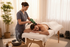 je veux une image des une femme fait massage de courp a ce homme avec cePocket Power Massage Gun de colore vert 