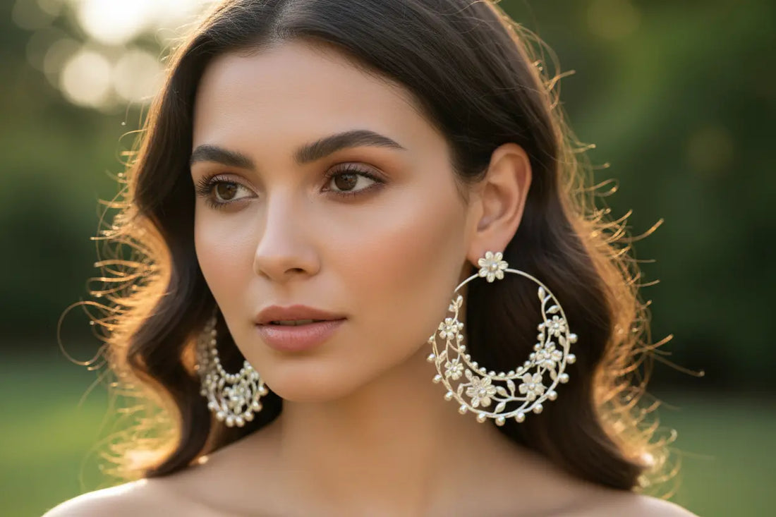 une belle femme avec ce Charming Floral Hoop Earrings Set une argenté 