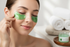 une belle femme qui utilise ca Aloe Vera Eye Masks Bundle pour les  yeux.