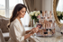 une belle femme qui utilise ce produit Luxury 360° Rotating Makeup Organizer